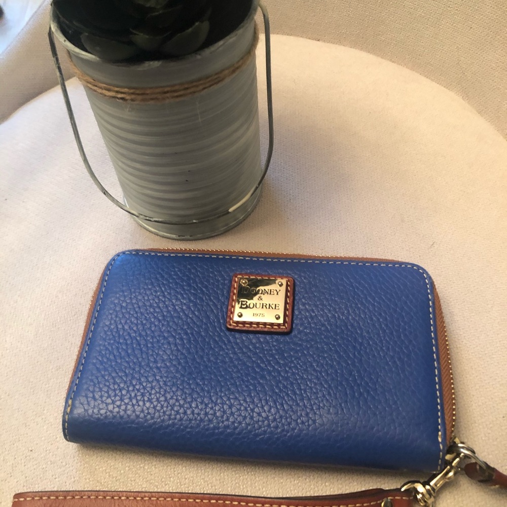 Dooney & Bourke wristlet